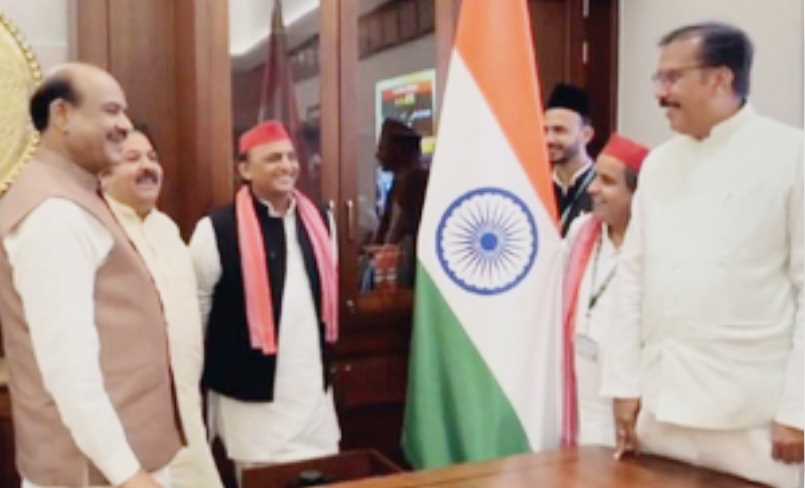 ओम बिरला से मिले अखिलेश यादव, दोबारा लोकसभा स्पीकर बनने पर दी बधाई